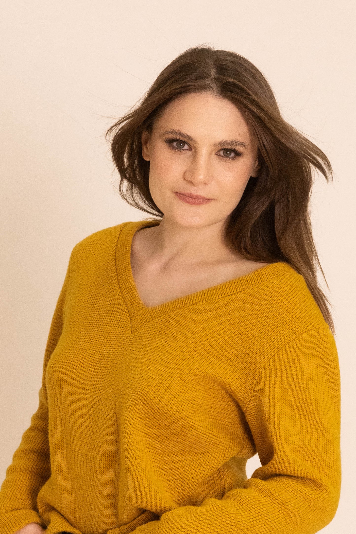 Sweterek z dekoltem V-neck i plecami