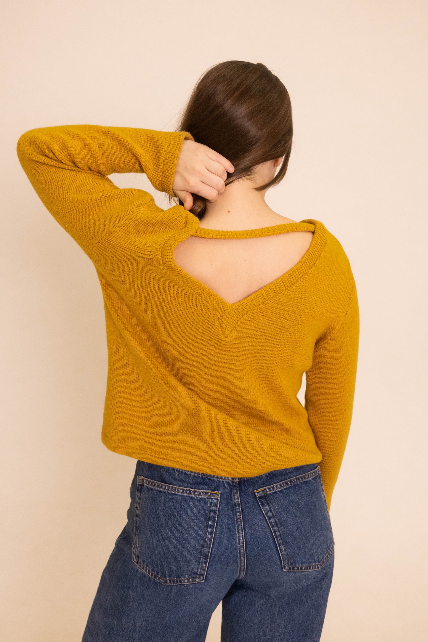 Sweterek z dekoltem V-neck i plecami